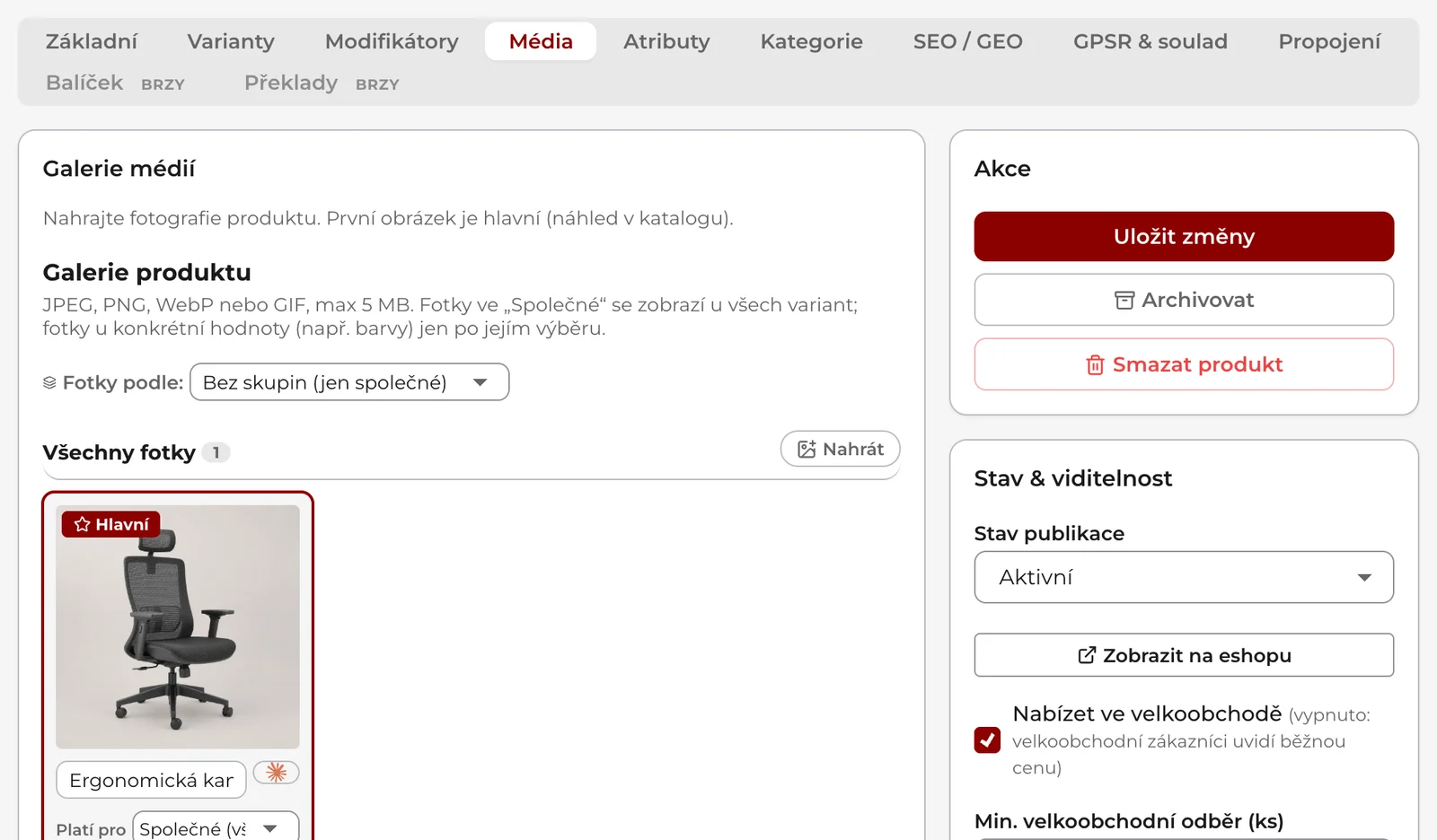 Editor produktu na záložce Média: řada záložek editoru, karta Galerie médií s hlavní fotkou a tlačítkem Nahrát a vpravo karta Akce s tlačítkem Uložit změny.
