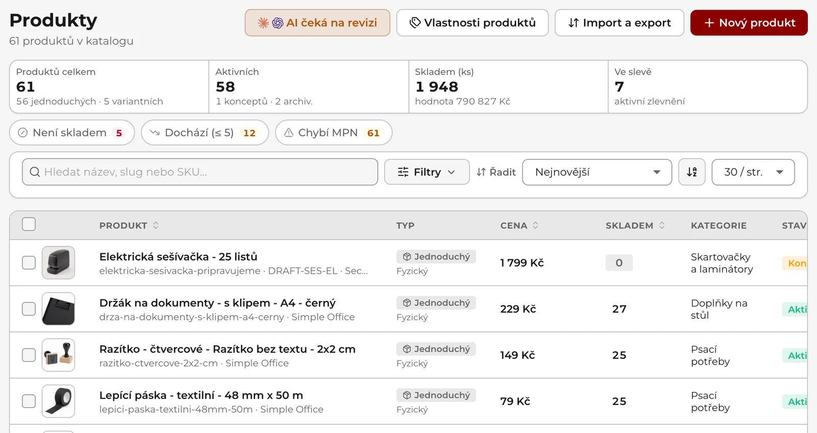 Produkty: tlačítka AI čeká na revizi, Vlastnosti produktů, Import a export a Nový produkt, pruh čísel, rychlé filtry Není skladem, Dochází a Chybí MPN, hledání a tabulka produktů.