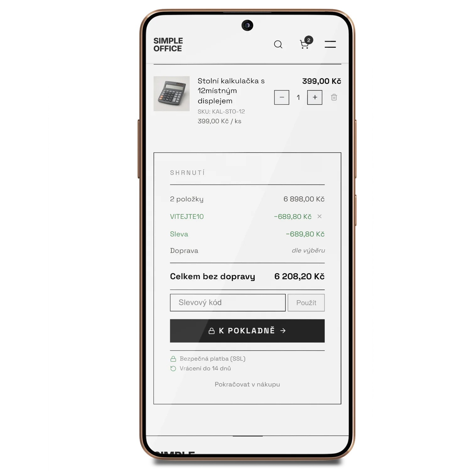 Košík e-shopu v mobilu s uplatněným slevovým kódem a přepočtenou cenou